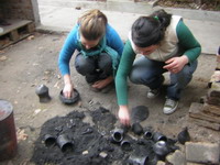 Doa y Agustina sacando la ceramica negra